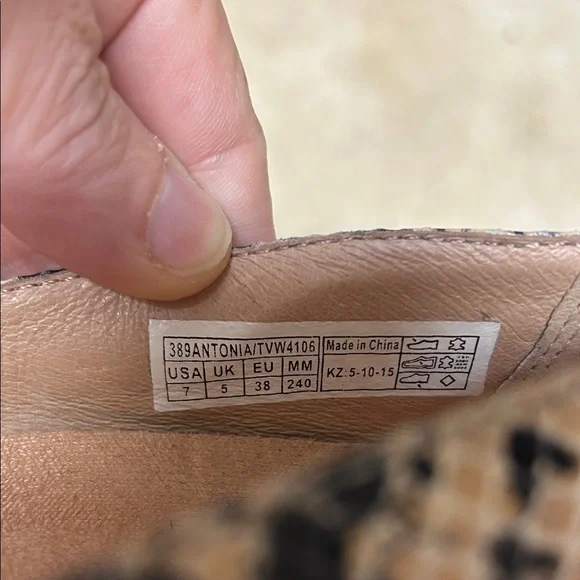 Vionic Snakeskin Patterned wedges in Black and Cream - Picture 3 of 5